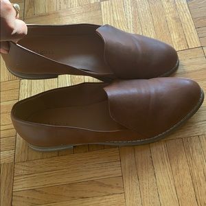 Tan indigord slides.